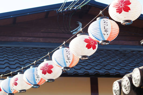 日本の京都に斜めに配置された日本の提灯の選択的焦点。(メッセージはようこそと訳されます)
