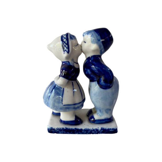 muñecas de pareja de cerámica - dutch culture delft souvenir blue fotografías e imágenes de stock