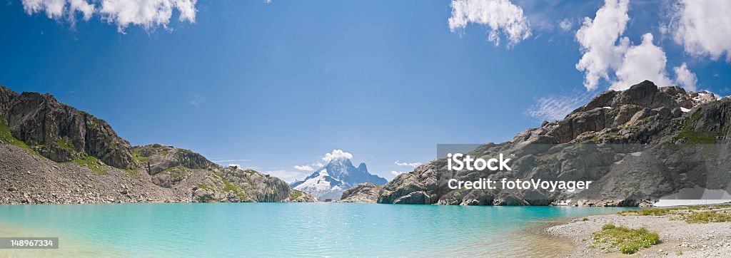 Lac alpin été sky Chamonix, France - Photo de Aiguille du Dru libre de droits