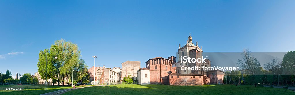 Milan Piazza della Vetra Basilique ciel bleu - Photo de Milan libre de droits