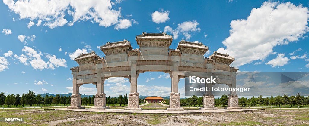 La porte de la Chine impériale des Qing Dongling big sky panorama - Photo de Antique libre de droits