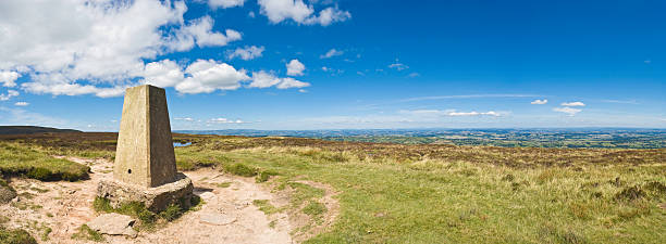 verão vista grande céu cimeira verde - extreme terrain footpath british culture green imagens e fotografias de stock