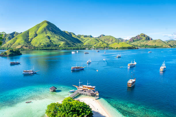 die insel kelor ist einer der stopps während der kreuzfahrt durch den komodo-nationalpark - labuanbajo stock-fotos und bilder