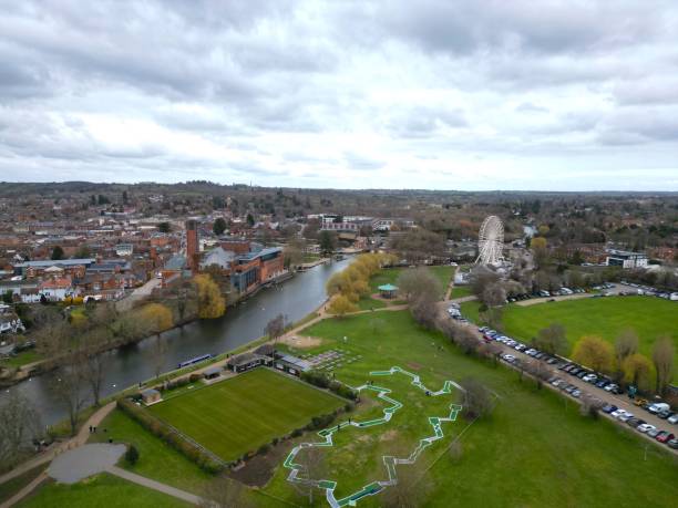 der recreation ground stratford upon avon england drohnen-luftaufnahme - royal shakespeare theatre stock-fotos und bilder