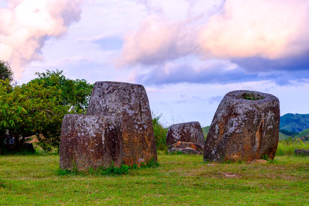 a planície dos jarros é uma paisagem arqueológica megalítica. - bali hai - fotografias e filmes do acervo