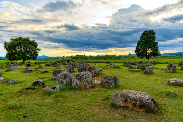 a planície dos jarros é uma paisagem arqueológica megalítica. - bali hai - fotografias e filmes do acervo