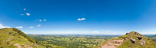 big sky a paisagem de verão - welsh culture wales field hedge - fotografias e filmes do acervo