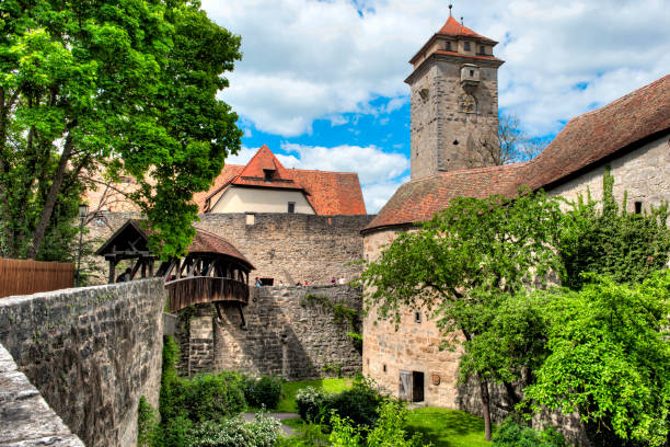 rothenburg ob der tauber - fortified wall footpath tower rothenburg imagens e fotografias de stock