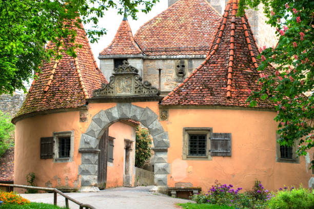 rothenburg ob der tauber - fortified wall footpath tower rothenburg imagens e fotografias de stock