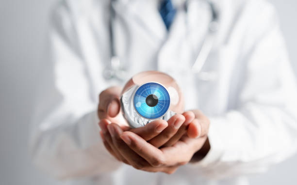 концепция ухода за глазами с цифровым зрением. врач, использующий технологии для проверки зрения, проверки зрения, прием в офтальмологичес� - eye test equipment стоковые фото и изображения