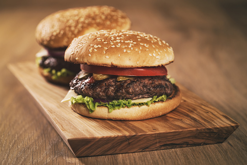 Dua Burger Buatan Sendiri Di Papan Zaitun Di Atas Meja Kayu Ek Foto Stok Unduh Gambar Sekarang Dua Burger Buatan Sendiri Di Papan Zaitun Di Atas Meja Kayu Ek Foto Stok Unduh Gambar Sekarang
