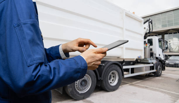 manager accanto al camion della spazzatura. - fleet of vehicles foto e immagini stock