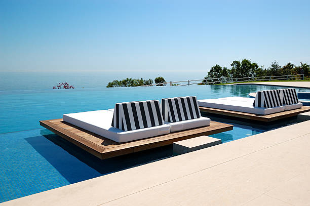 панорамный бассейн, пляж - swimming pool luxury contemporary deck chair стоковые фото и изображения