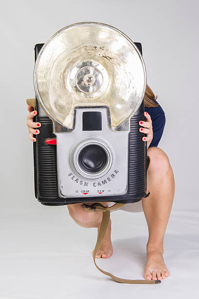 Ragazza con un enorme vintage telecamera - foto stock
