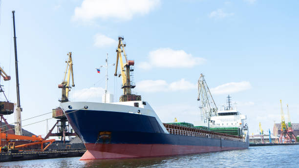 Vessel on which coal is loaded at the seaport. Port cranes for loading coal onto ship, Kaliningrad, Russia Vessel on which coal is loaded at the seaport. Port cranes for loading coal onto ship, Kaliningrad, Russia. mooring line stock pictures, royalty-free photos & images