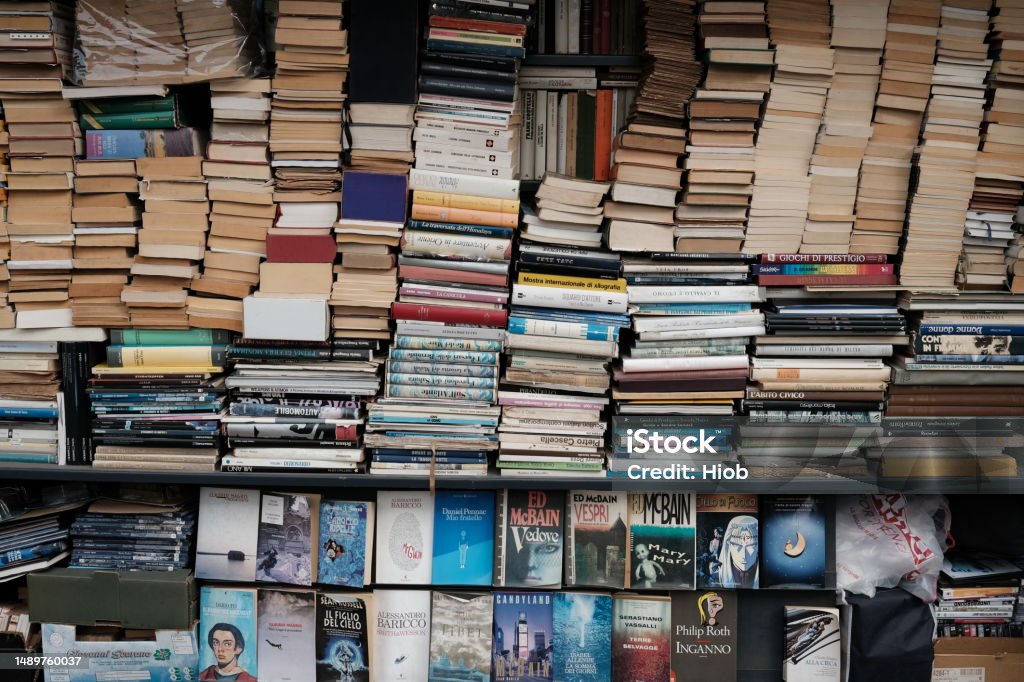 Gebrauchte Bücher Gebrauchte  Bücher auf einem Verkaufsstand in Mailand, Italien. Thrift Store Stock Photo