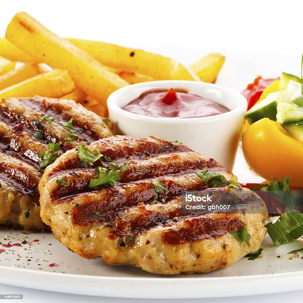 Carne grelhado, batatas fritas e produtos hortícolas - Royalty-free Alimentação Não-saudável Foto de stock