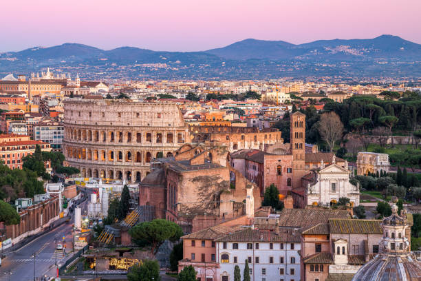 roma, italia con vistas al foro romano y al coliseo - rome fotografías e imágenes de stock