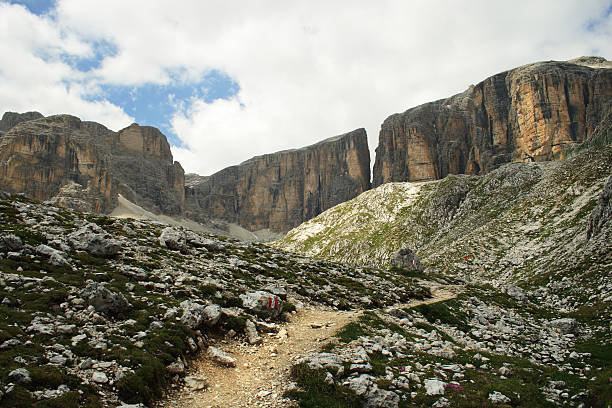 trilha em altitude - travel destinations alto adige north tirol dolomites - fotografias e filmes do acervo