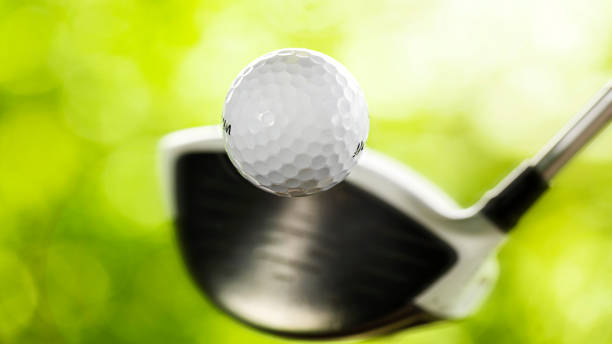 golf ball hit for drive on golf course with defocused background and selective focus on golf ball.
golf ball after being hit on the golf club by golfers off the tee with room for copy - golf swing golf golf club golf ball imagens e fotografias de stock