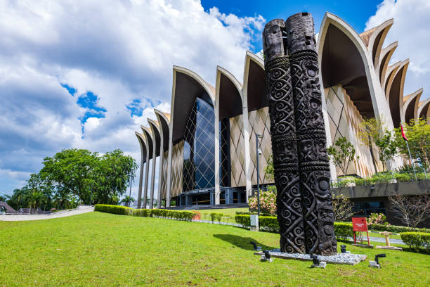 architecture du musée des cultures de bornéo au complexe du musée sarawak à kuching, malaisie - kuching photos et images de collection