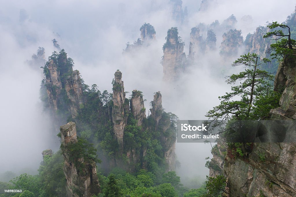 Brouillard dans les montagnes, site pittoresque de Wulingyuan - Photo de Zhangjiajie libre de droits