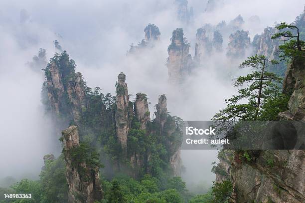 Photo libre de droit de Brouillard Dans Les Montagnes Site Pittoresque De Wulingyuan banque d'images et plus d'images libres de droit de Zhangjiajie