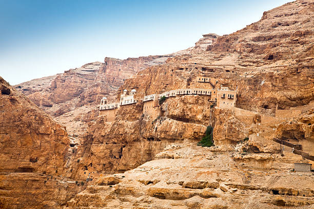 monte de tentação de jericó, cisjordânia, israel, - hermit imagens e fotografias de stock