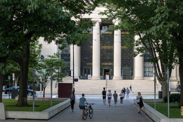 mit campus in cambridge, massachusetts - massachusetts institute of technology imagens e fotografias de stock