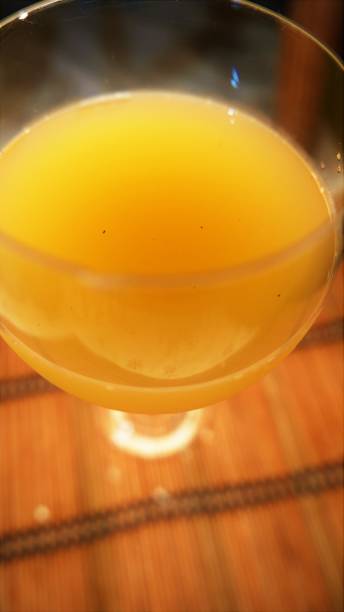 冷たい飲み物。フルーツドリンク:パイナップルジュース。果汁。テーブルの上の新鮮なフルーツジュース。ジュースのガラス - pineapple milkshake ストックフォトと画像