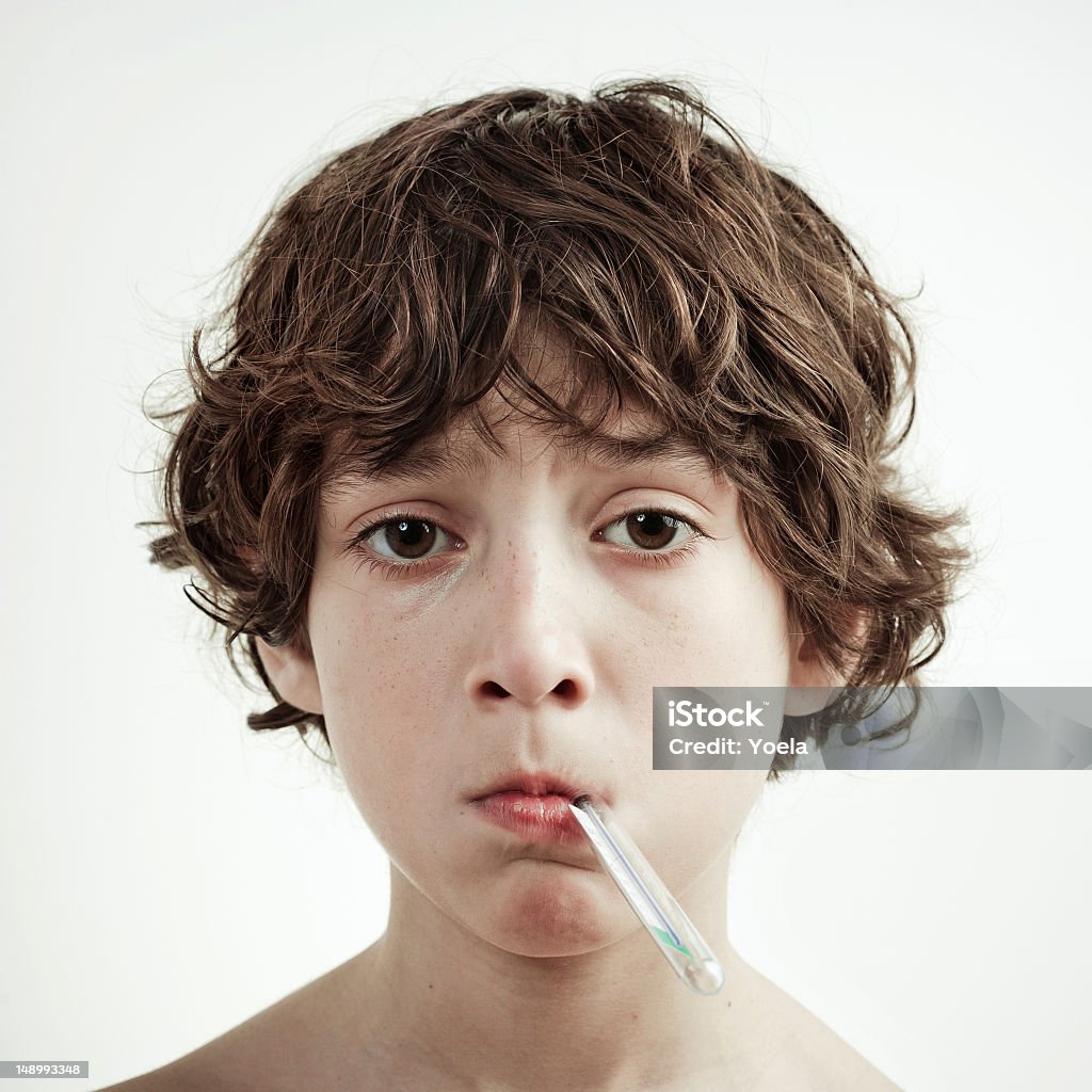 Bambino con sindrome influenzale e febbre - Foto stock royalty-free di Bambino