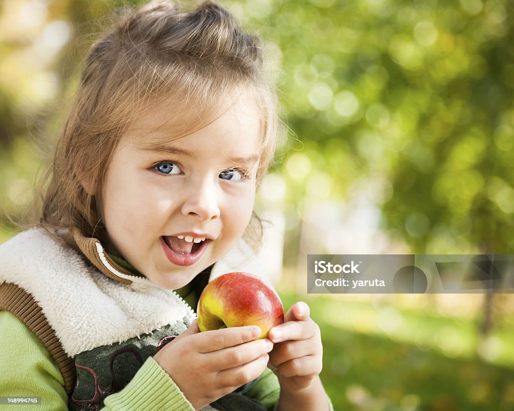 Dziecko jedzenia Jabłko - Zbiór zdjęć royalty-free (Codzienne ubranie)
