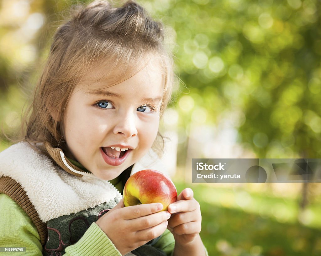 Criança comendo maçã - Foto de stock de Alegria royalty-free