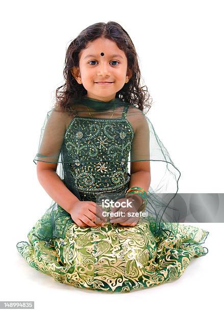 Giovane Ragazza Sorridente Little Asiatica Indiana - Fotografie stock e altre immagini di Abbigliamento - Abbigliamento, Allegro, Asia