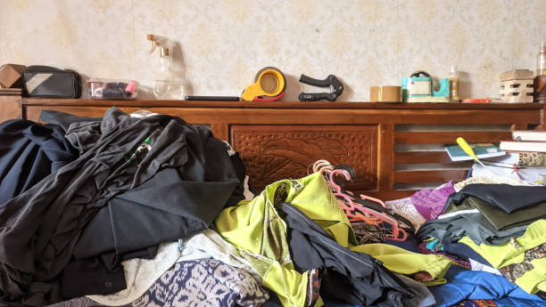 istock A pile of messy clothes 1489964490