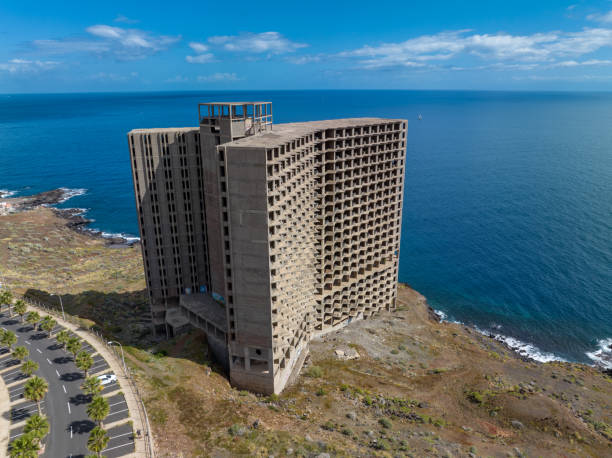 Vista aérea do abandonado Hotel Añaza, Santa Cruz de Tenerife, Espanha - foto de acervo