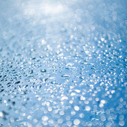 942217802 istock Primer plano de las gotas de agua de lluvia azul de poca profundidad de campo 1489984360
