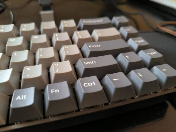 Photo a black keyboard on a wooden table