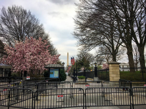 wejście do pomnika waszyngtona - the mall sign washington monument washington dc zdjęcia i obrazy z banku zdjęć