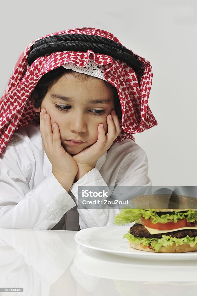 Malheureux arabes enfants avec burger - Photo de 4-5 ans libre de droits