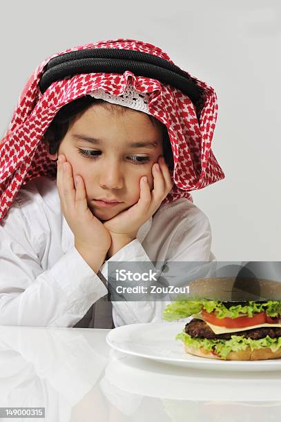 Photo libre de droit de Malheureux Arabes Enfants Avec Burger banque d'images et plus d'images libres de droit de 4-5 ans - 4-5 ans, 6-7 ans, Aliment