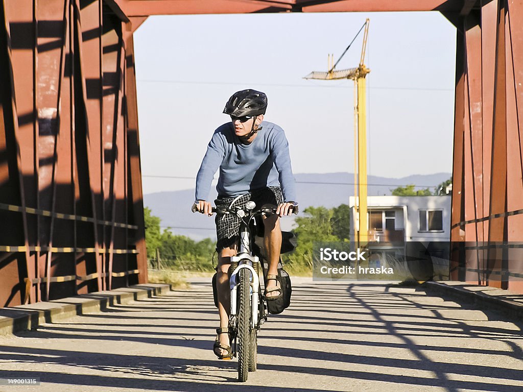Motociclista su ponte - Foto stock royalty-free di Ambientazione esterna