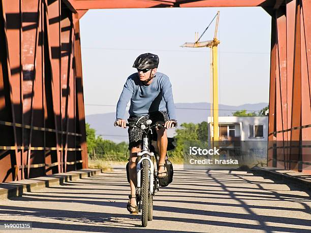 Motociclista Su Ponte - Fotografie stock e altre immagini di Ambientazione esterna - Ambientazione esterna, Attività, Attività ricreativa