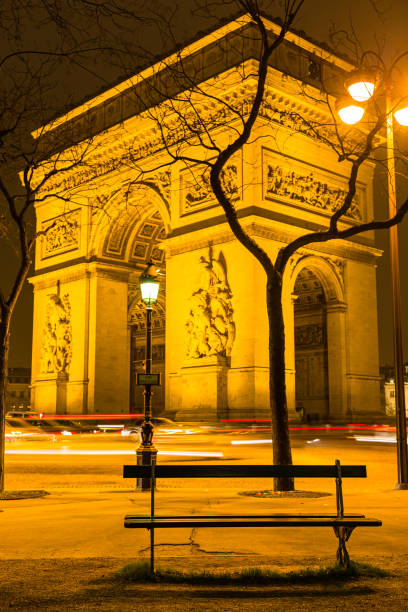 l'arco di trionfo di etoile su place charles de gaulle alla notte a parigi, francia - paris france night charles de gaulle arc de triomphe foto e immagini stock