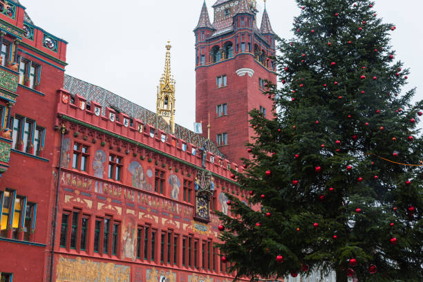 rathaus und weihnachtsbaum in basel, schweiz - weihnachtsmarkt basel stock-fotos und bilder
