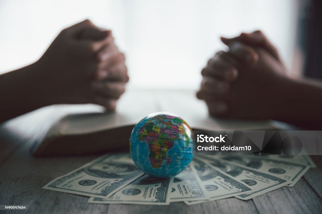 ミッションのための聖書と地球儀ミッションクリスチャンのアイデア木のテーブルの上の聖書と本大宣教命令のためのキリスト教の背景 2人のストック