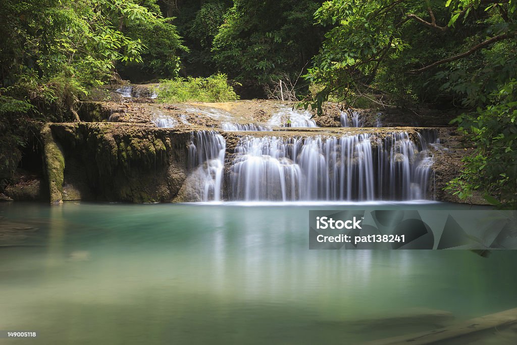 Cascada en el bosque profundo - Foto de stock de Agua libre de derechos