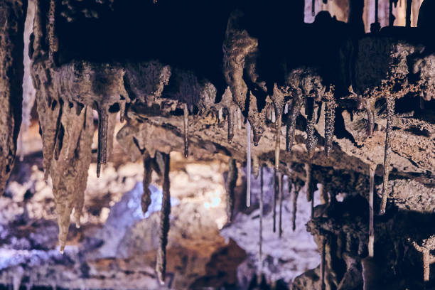 天井の鍾乳石の洞窟形成 - cave canyon rock eroded ストックフォトと画像