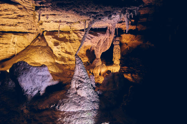 洞窟の形成珍しい石筍と鍾乳石が出会う - cave canyon rock eroded ストックフォトと画像