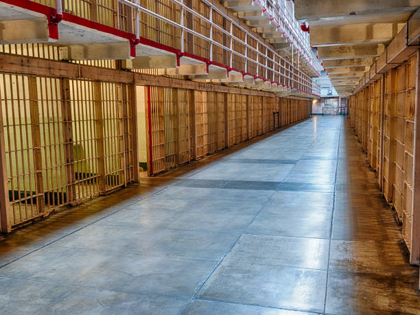 알카트라즈 교도소의 세포 블록 - prison cell prison bars corridor photography 뉴스 사진 이미지